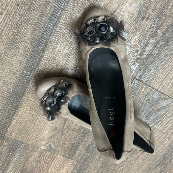 HOGL NWOT 7 Suede wedges with stone/feather embellishments - Picture 4 of 15